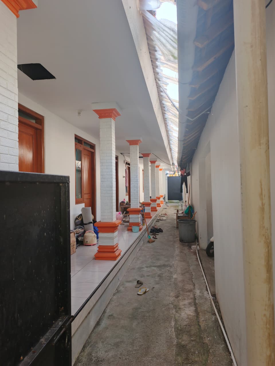 Akses lorong kamar Kost Mahasiswi Jombor